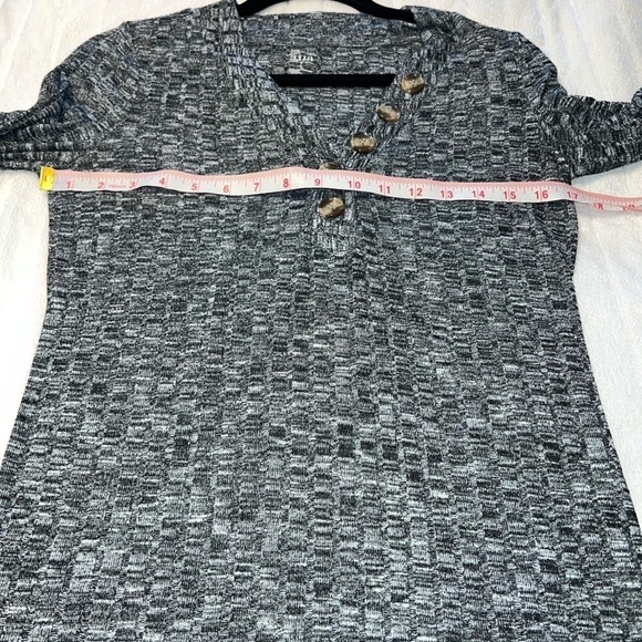 WOMEN'S Ana Vneck top size small - Picture 5 of 6